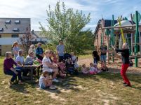 Spaziergang - Dorothea Nennewitz erzählt auf dem Neubau-Spielplatz
